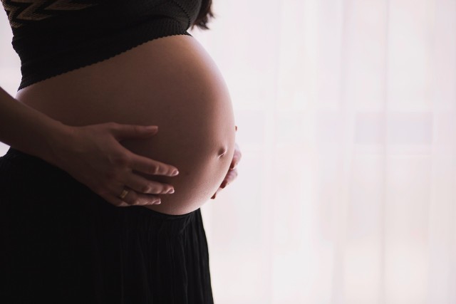 Przygotowania do porodu są tak samo ważne, jak... stresujące dla wielu przyszłych mam. Dlatego też warto odpowiednio wcześniej przygotować się do tego wydarzenia. Wiele kobiet w ciąży zadaje pytanie "co zabrać ze sobą do szpitala?". My już znamy odpowiedź!Przede wszystkim: torba musi być spakowana z wyprzedzeniem na wypadek szybszego terminu porodu. Informacje o tym, co zabrać dla siebie, a co dla maluszka, opublikował Szpital w Drezdenku. Lecznica radzi też, by w miarę możliwości spakować swoje rzeczy do torby na kółkach.Co zabrać do szpitala dla siebie, co dla dziecka? ---------->