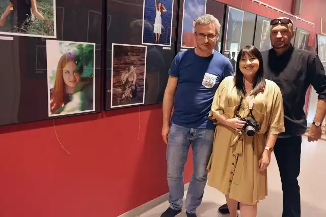 Jacek Cholewa, Agnieszka Nowak i Robert Kędra, autorzy zdjęć pokazanych na wystawie "Zaczarowany Suchedniów vol.2".
