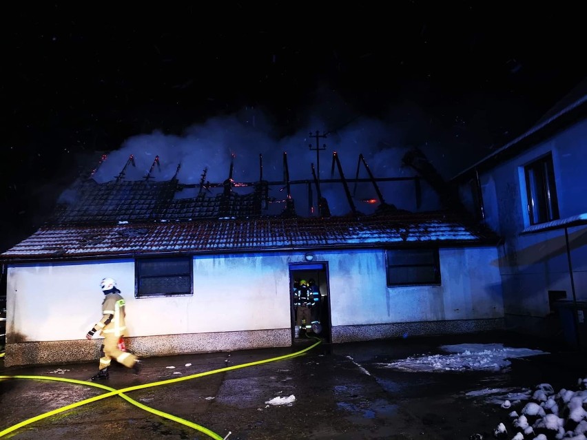 Ogień zniszczył budynek gospodarczy w Książnicach koło...