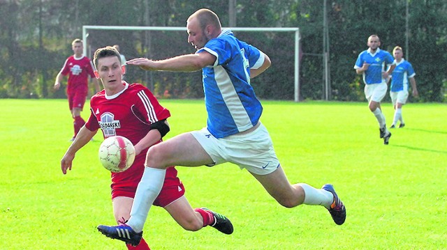 Piłkarze Skalnika (czerwone stroje) zdają się wracać do wysokiej formy. Wczoraj wygrali z Drwinią.