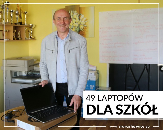 Sławomir Rymarczyk, dyrektor Szkoły Podstawowej numer 13 w Starachowicach prezentuje jeden z laptopów