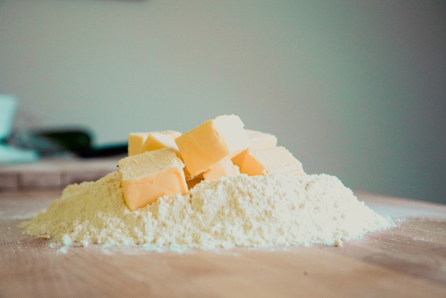 Aby zastąpić masło w wypiekach, można użyć różnych produktów, w tym nawet beztłuszczowych.