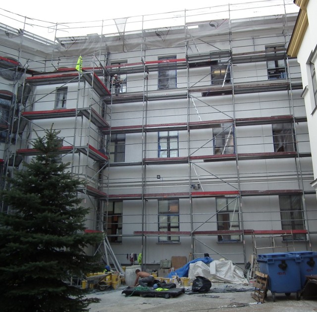 Obecnie przy budynku sądu przy ulicy Piłsudskiego trwa remont elewacji. Prace są prowadzone także na wewnętrznym dziedzińcu.