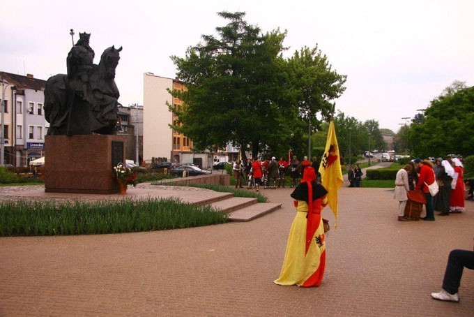 W orszaku przez Stare Miasto