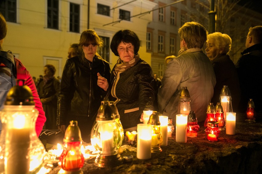 Rocznica śmierci JPII. Krakowianie spotkali się o godzinie 21.37 [ZDJĘCIA]