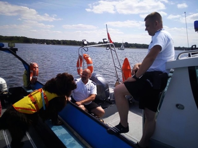 Policjanci i ratownicy wodni dbają o bezpieczeństwo na lubuskich jeziorach.
