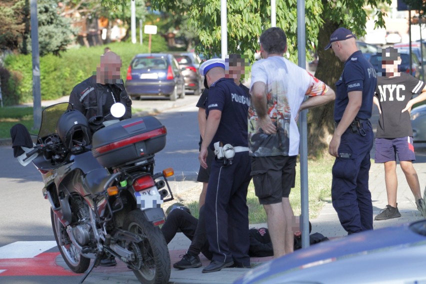 Wypadek w Tarnobrzegu. W zderzeniu z mercedesem ranny został 17-letni motocyklista (ZDJĘCIA)