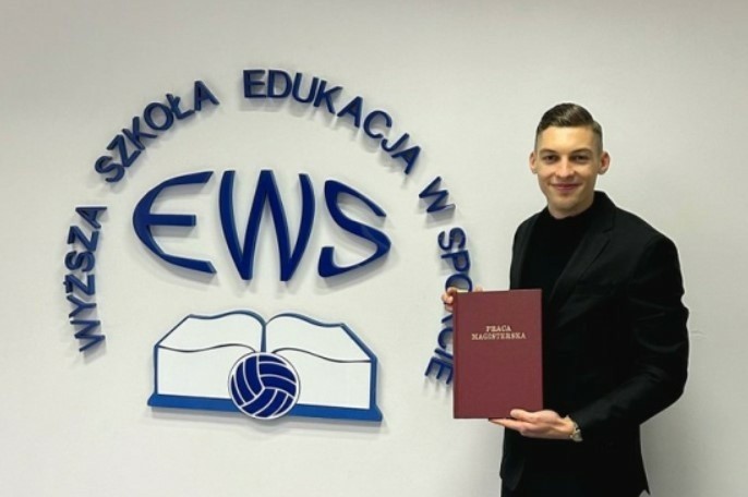 Widzewiak Mateusz Żyro jest już magistrem i pochwalił się dyplomem