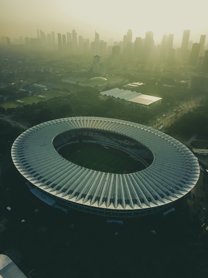 Zachód słońca nad stadionem Bungkarno Stadium w Dżakarcie, w...