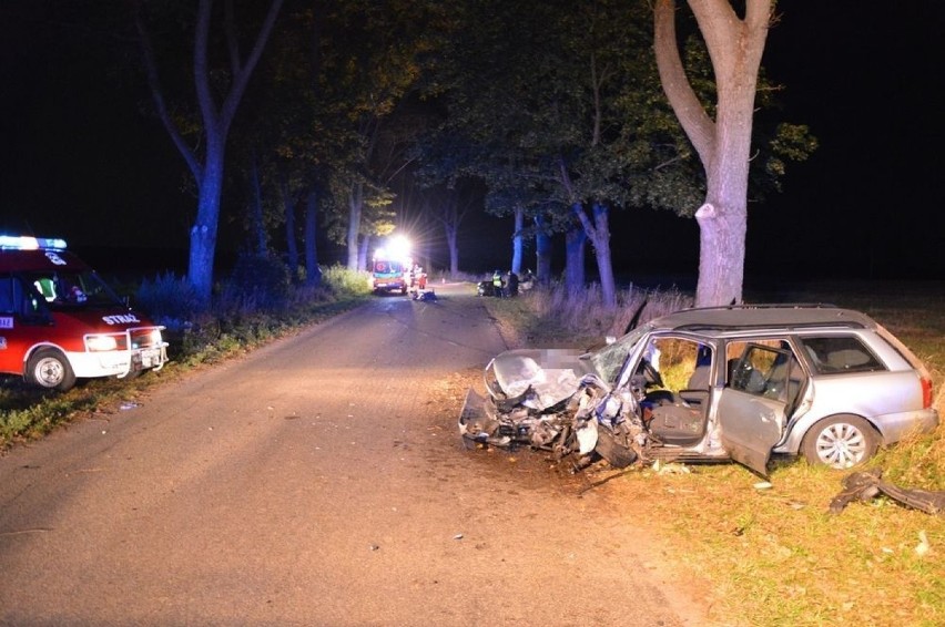 Śmiertelny wypadek w Wyszecinie. Z pijanym kierowcą podróżował pasażer. Uciekł z miejsca zdarzenia