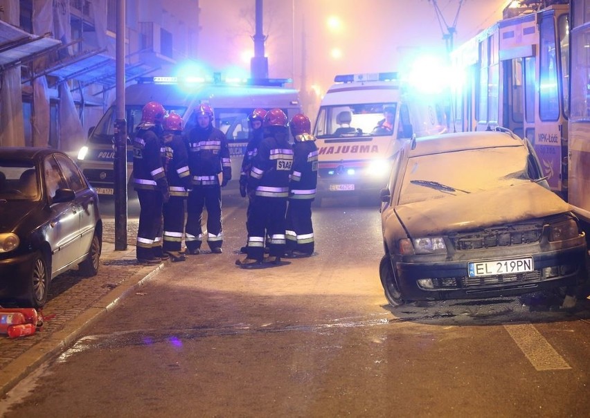 Wypadek na Piotrkowskiej. Volkswagen zderzył się z tramwajem