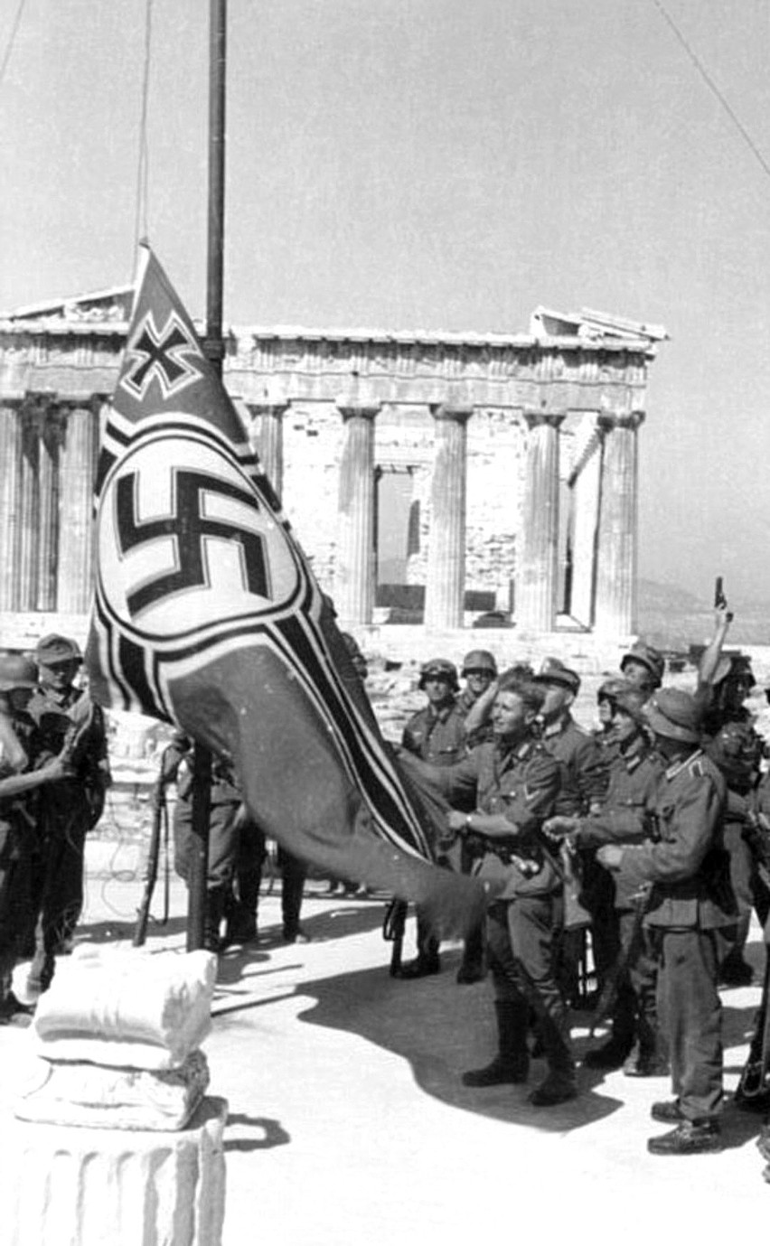 Niemieccy żołnierze wieszają flagę III Rzeszy na ateńskim...