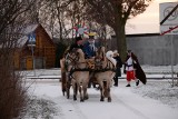 Orszak Trzech Króli w Wielowiczu w gminie Sośno. Nowoczesna wersja z czwartym królem - zobacz zdjęcia z przemarszu i jasełek