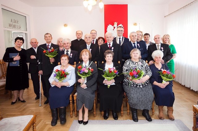 W uroczystości nadania odznaczeń za długoletnie pożycie małżeńskie wzięli udział jubilaci, władze gminy i zaproszeni goście.