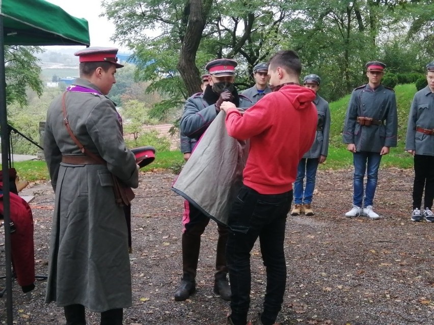 Drużyny przed wyjściem w teren obejrzały ciekawy pokaz...