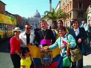 W Rzymie, wśród Ekwadorczyków ks. Cielecki z relikwiami św. Narcyzy (w środku) Fot. archiwum autora
