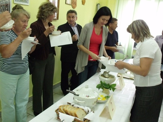 Członkowie komisji konkursowej w przygotowanych zalewajkach odnajdywali charakterystyczne smaki żuru, maggi, lubczyku, zasmażki na mące podpalanej.