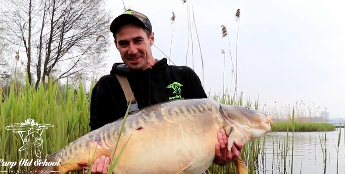 Grzegorz Janicki ze swoim gigantycznym karpiem. Waży 33 kg....