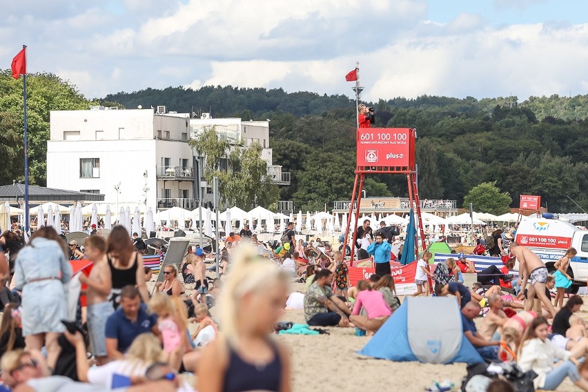 Wakacyjny Sopot cały czas pełen turystów! Ładna pogoda sprzyja spacerom i wypoczynkowi na plaży