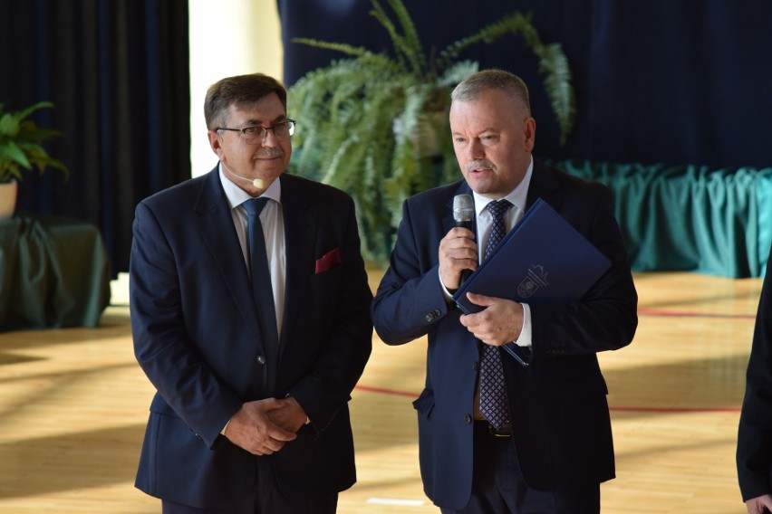 Dyrektor Piotr Binkowski i burmistrz Marek Juszczyk