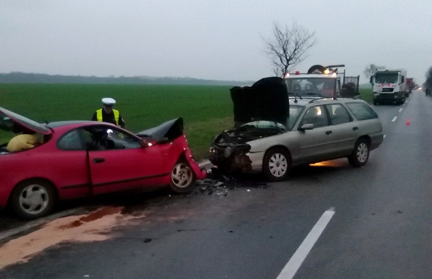 Wypadek pod Gniechowicami. 4 osoby ranne po czołowym zderzeniu (ZDJĘCIA)