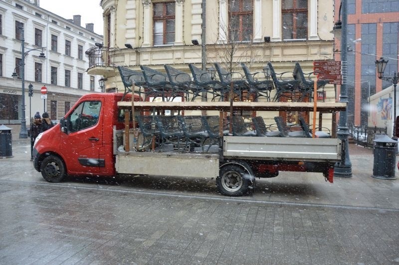 Ławki znikają z ul. Piotrkowskiej. Kilkadziesiąt ulicznych ławek oraz stojaków rowerowych zniknęło już wczoraj [zdjęcia]