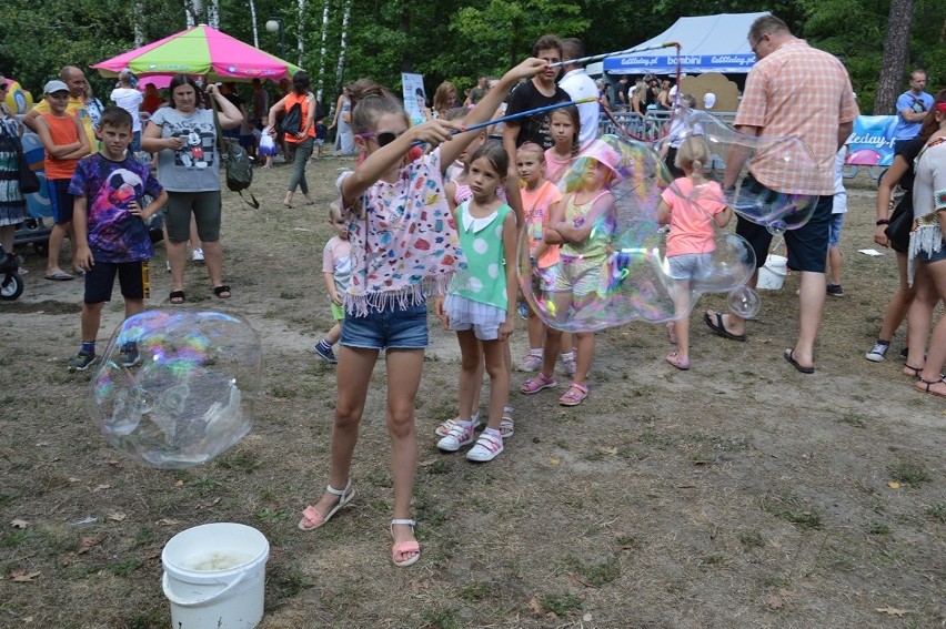 Bubble Day to Dzień Mydlanych Baniek w słoneczną niedzielę w Parku Miejskim w Stalowej Woli