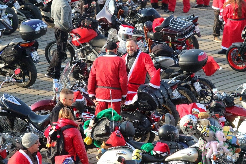 Pół tysiąca motocyklistów w stroju Mikołaja przejechało...