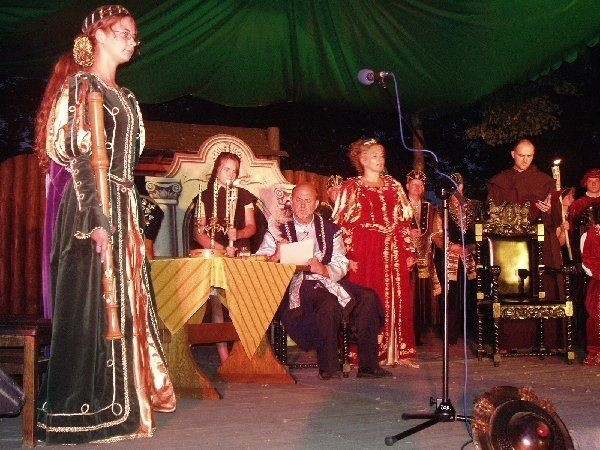 Dworem królowej Konstancji był zespół muzyki  dawnej Capella Pro Musica Anttqua. Na zdjęciu  królowa (Iwona Biesek) dyktuje swojemu  sekretarzowi (Wiesław Szołtun) zarządzenie o  ochronie Borów