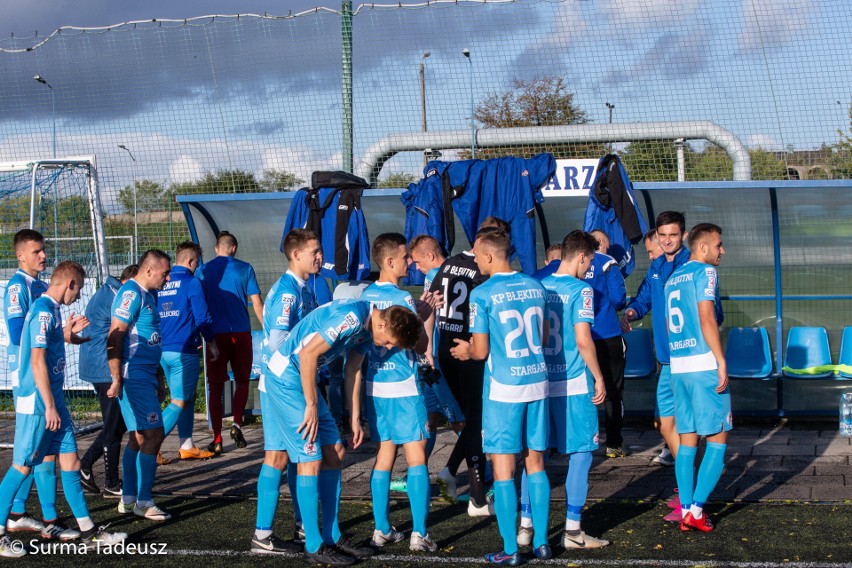 Spotkanie rozegrano na boisku ze sztuczną trawą na stadionie...