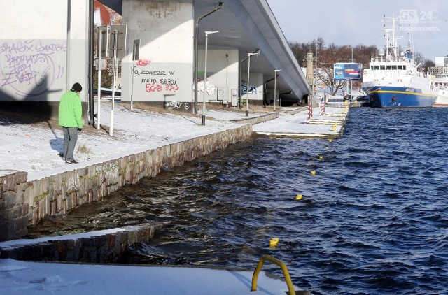 Fragment bulwaru Chrobrego w Szczecinie znalazł się pod wodą. Czekamy na Wasze sygnały! Piszcie, wysyłajcie zdjęcia oraz wideo na alarm@gs24.plCzytaj więcej: Cofka i pierwszy śnieg. Podtopiona marina, korki, opóźnione autobusy