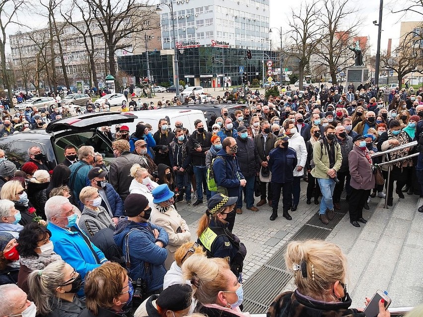 Pogrzeb Krzysztofa Krawczyka. Ostatnia droga piosenkarza na cmentarzu w Grotnikach. Premier Morawiecki na pogrzebie 11.04.2021