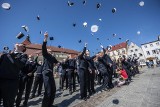 Czas pożegnań i życzeń. Maturzyści z Zespołu Szkół Morskich w Darłowie zakończyli naukę [ZDJĘCIA]