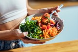Najlepsza dieta na odchudzanie: niskotłuszczowa, wegańska, a może śródziemnomorska? Naukowcy wskazali, jak szybko zrzucić brzuch