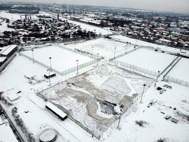 Pod naporem śniegu zawalił się w nocy z soboty na niedzielę (2/3 grudnia) balon przykrywający jedno z boisk Lubelskiej Akademii Futbolu przy ul. Ciepłej. W wyniku zdarzeniu nikt nie ucierpiał.