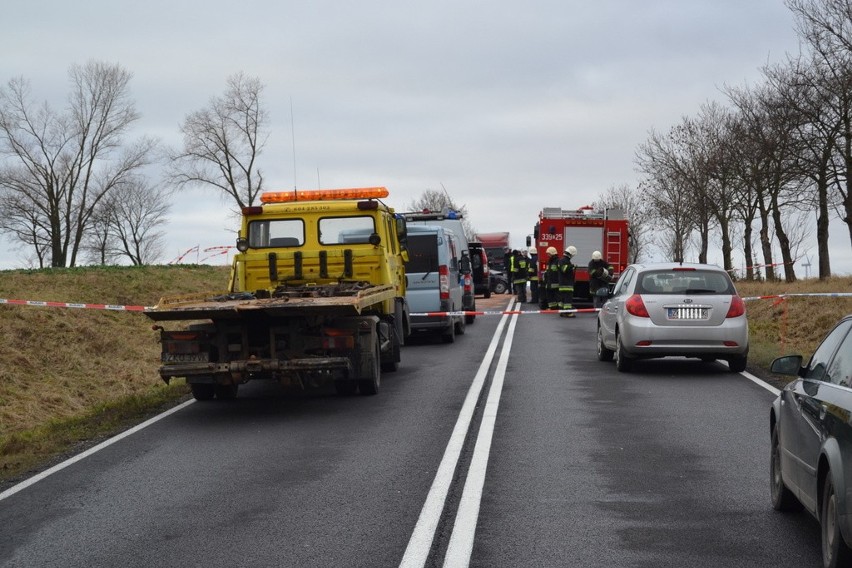 Wypadek w Borkowicach. 26-letni kierowca golfa zginął w czołowym zderzeniu z autobusem