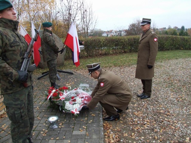 W Chełmnie najpierw odbył się koncert w szkole muzycznej, potem nastąpiło złożeniem wiązanek pod Pomnikiem Niepodległości i przy Grobie Nieznanego Żołnierza. Chętni mieszkańcy mogli udać się podstawionym autobusem w pierwsze z tych miejsc. Anna Grzeszna-Kozikowska, historyk z Muzeum Ziemi Chełmińskiej, przygotowała dawkę historycznych faktów związaną z tym ważnym świętem:  Choć 11 listopada, Narodowe Święto Niepodległości, pierwotnie było czczone głównie w Warszawie i miało charakter uroczystości wojskowej (dzień zyskał rangę święta państwowego dopiero w 1937 roku), w okresie międzywojennym większość miast, miasteczek i wsi w sposób szczególny świętowało to wydarzenie. W Chełmnie w roku 1828 z okazji 10-lecia odzyskania niepodległości już 10 listopada miasto przyozdobione było barwami narodowymi, a w godzinach wieczornych na ulicach można było oglądać iluminacje, fajerwerki i capstrzyk na rynku, po którym złożono wieńce na Grobie Nieznanego Żołnierza. 11 listopada o godz. 10.30 na rynku odprawiona została msza św. polowa, której przewodniczył ks. Bernard Bączkowki, po niej rozpoczęła się defilada organizacji społecznych ze sztandarami.