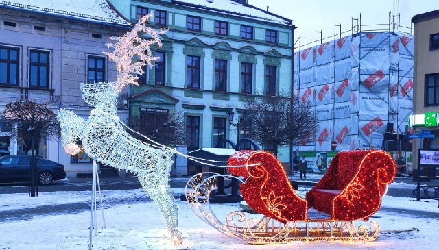 Wśród świątecznych dekoracji rozświetlających place i ulice w Oświęcimiu są także nowe ozdoby, m.in. sanie św. Mikołaja na Rynku