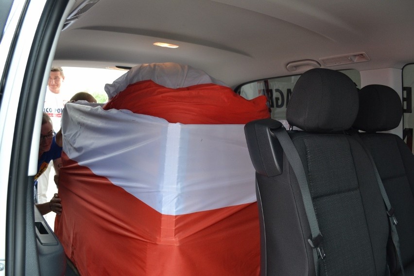 Gigantyczna flaga Polski już w drodze na Euro 2016. Czy...