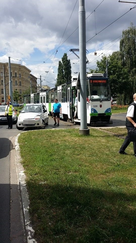 Wypadek na Szarych Szeregów w Szczecinie. Auto zderzyło się z tramwajem 