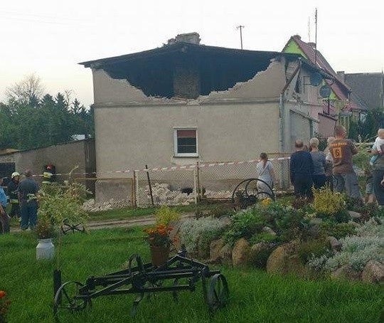 Budynek został poważnie uszkodzony. Szczytowa ściana została rozerwana. Nie wiadomo, czy dom nadaje się do zamieszkania.