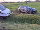 Wypadek na DK5 w Rusku na Dolnym Śląsku. Samochód osobowy i bus wylądowały w rowie [ZDJĘCIA]