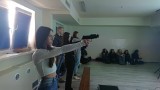 Uczniowie V Liceum Ogólnokształcącego imienia Piotra Ściegiennego w Kielcach uczą się strzelać na wirtualnej strzelnicy. Zobacz zdjęcia