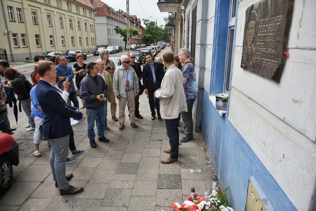 Pod tablicą znajdującą się przy ul. Kolejowej 49, gdzie mieszkał Jarosław Ziętara, złożono kwiaty. 