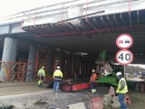 Wypadek na budowie obwodnicy Koszalina. Dźwig zahaczył o wiadukt [zdjęcia]