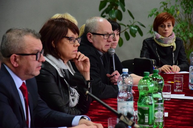 Radni gniewkowskiej opozycji po raz kolejny nie przybyli na sesję. W radzie miejskiej znów nie było kworum. Burmistrz Adam Roszak zapowiada ustępstwa.Sytuacja jest bardzo złożona. Szczegółowo opisaliśmy ją w artykule: Opozycja nie przyszła na sesję. Burmistrz Gniewkowa: "To jest bojkot i paraliż samorządu!"  Radni opozycji znów nie przybyli na sesję. Koalicji zabrakło więc jednego głosu, by móc przyjąć uchwałę wprowadzającą zmiany do budżetu. Radni opozycji w piśmie, które przesłali, po raz kolejny tłumaczą, iż są zwolennikami przebudowy ulicy Piasta i drogi Gąski-Modliborzyce. Nie zgadzają się jednak na zwiększenie finansowania budowy trybuny aż o 400 tys. zł. Wszystkie te zmiany po raz kolejny zebrano w jednej uchwale. Stąd ich decyzja o bojkocie sesji, a tym samym zablokowaniu możliwości podejmowania uchwał przez radę. "Aby wyjść z patowej sytuacji, burmistrz powinien zrezygnować z przepychania na siłę kwestii zwiększenia finansowania budowy trybuny, tak aby zagadnienie to poddać osobnej dyskusji i głosowaniu" - czytamy w oświadczeniu radnych opozycji. Sugerują tym samym, że na kolejną sesję przybędą, jeśli burmistrz wykreśli z projektu uchwały zapis dotyczący trybuny. - O tym, że wartość kosztorysowa tych trybun wynosi milion 340 tysięcy złotych było wiadomo od bardzo dawna. Przygotowując budżet w grudniu mówiliśmy, że na razie zabezpieczamy milion złotych, a jak będą środki z nadwyżki, uzupełnimy je o 400 tysięcy złotych. I tak zrobiliśmy - zapewniał na dzisiejszej sesji burmistrz Adam Roszak. Zapowiedział jednak, iż wystąpi do przewodniczącego rady miejskiej o zwołanie kolejnej sesji. - Prawdopodobnie ta kwota 400 tysięcy złotych zostanie zdjęta. W tej sytuacji nie wiem, czy w ogóle powstanie stadion - wyznał burmistrz. Bierze jednak również pod uwagę rezygnację z zadaszenia trybuny, co obniży koszty przedsięwzięcia. - Wszystkie miasteczka mają ładne stadiony. To była fajna inwestycja, której brakuje w naszym mieście - dodał z żalem. Mieszkańcy, którzy przybyli na sesję, w olbrzymiej większości stanęli po stronie koalicji. "Czy radni opozycji zapominają, kto ich wybrał? Całe szczęście, że wybory są blisko", "Mam wrażenie, że ktoś za nimi stoi i steruje" - mówili. Jeden mieszkaniec wyraził głos przeciwny. Zasugerował, że trybuna na 900 miejsc jest na Gniewkowo zbyt duża. Jego słowa nie zyskały uznania przybyłych. - Jeżeli burmistrz wycofa tę dotację na stadion, możecie państwo przyjść na komisję i wspólnie z nami próbować przekonać radnych - zachęcał radny koalicji Aleksander Pułaczewski. Sesja odbędzie się najprawdopodobniej w najbliższy piątek.