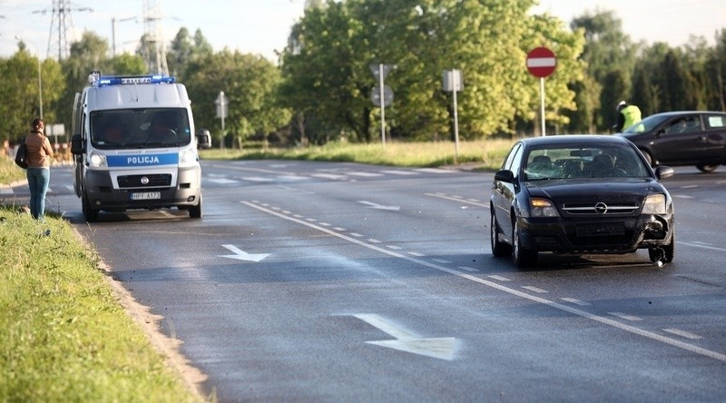 Wypadek na rondzie Sybiraków. Samochód zderzył się z motocyklem