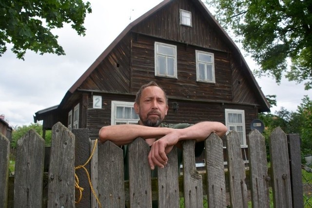 Krzysztof Pawluczuk nie wyobraża sobie, by miał mieszkać w bloku. - Tu jest moje miejsce. Dom budował jeszcze mój dziadek - mówi. 