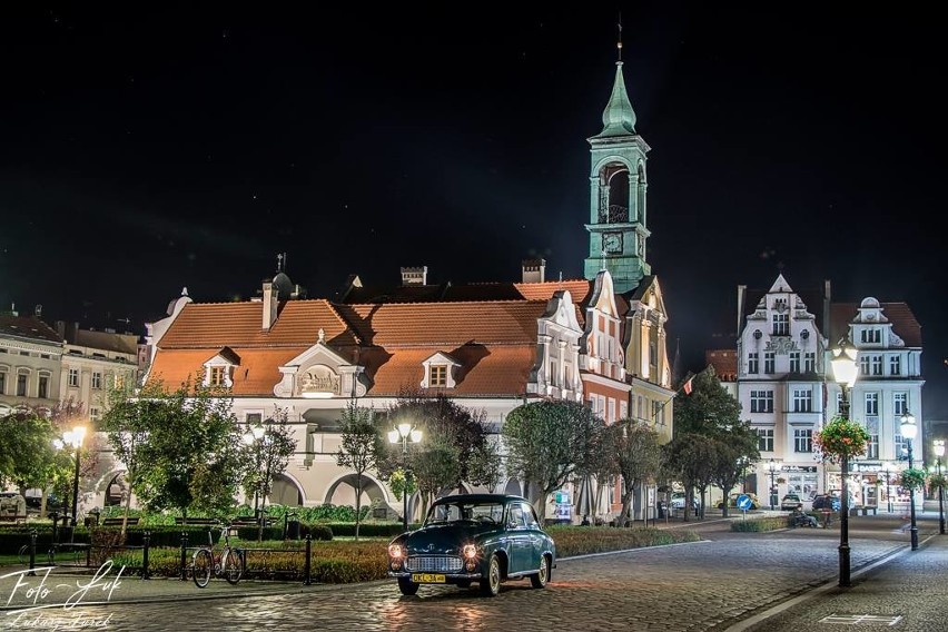 Zabytkowe auto na tle zabytków Kluczborka, sfotografowane w...