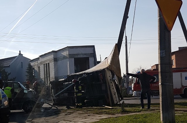 Wypadek na skrzyżowaniu ulic Długojowskiej i Odrodzenia w Radomiu. Po zderzeniu iveco przewróciło się na bok. Na koła stawiali je strażacy.